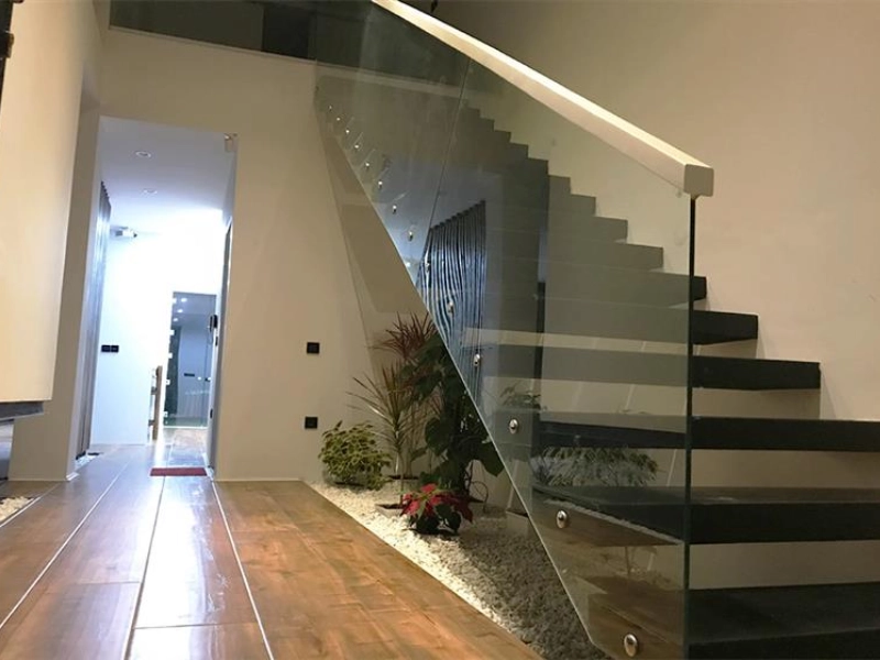 نکات مهم در زمان خرید انواع نرده شیشه ای